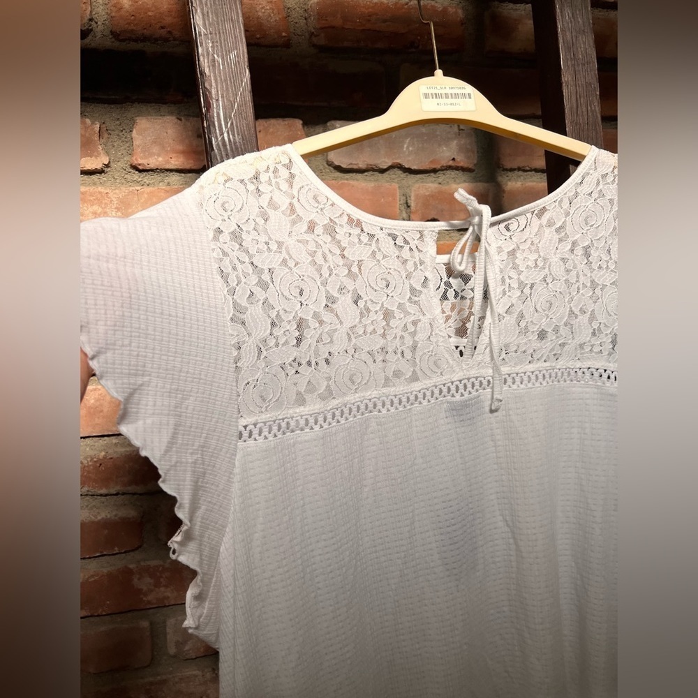 Torrid NWT size 5x white flutter sleeve shirt - Picture 4 of 4